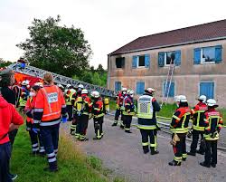 Davon entstehen 3 wohnungen im haus a und 5 wohnungen im haus b, die beiden wohnungen im erdgeschoss sind die wohnungen sind wenige gehminuten vom ortszentrum dudweiler entfernt. Dudweiler Wohnung Brennt Zwei Personen Mit Leitern Gerettet