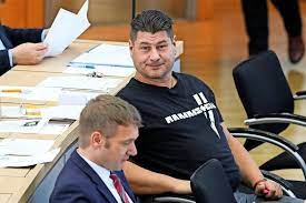 Dabei ist die politikern schwer krank. Bericht Afd Abgeordneter Soll Parteikollegen Auf Toilette Verprugelt Haben