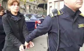 Criminala de la metrou a fost prinsa de ce a impins femei in fata. Inchisoare Pe ViaÈÄ Pentru Femeia Care A Ucis O TanÄrÄ La Metroul Din BucureÈti News Romania