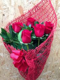 Il prezzo è da intendersi per un mazzo di cinque rose rosse, incartato e decorato nel nostro negozio. Mazzo Di Rose Rosse
