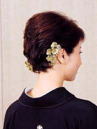 大振りのアクセサリーで小顔効果に 着物 髪型 ショート 袴 ヘアスタイル ショート 結婚式 留袖 髪型
