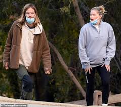 One company might have the solution: Elsa Hosk Shows Off Her Growing Baby Bump While Going On A Hike With Her Partner Tom Daly In La Aktuelle Boulevard Nachrichten Und Fotogalerien Zu Stars Sternchen