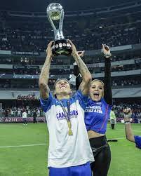 — cruz azul (@cruzazul) july 21, 2021 el revolucionario jersey del conjunto de la noria conservará el azul celeste que lo ha identificado por décadas en méxico y en el mundo, pero en esta ocasión tendrá unas franjas negras con un difuminado, algo parecido al que utilizan los gallos blancos del querétaro. Cruz Azul En Twitter Todos Saben El Titulo Que Debe Llevar Esta Foto