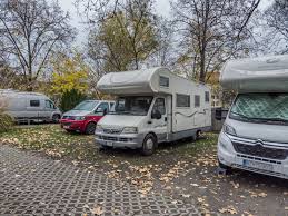 Il sole autunnale, tiepido e senza amore, rischiarava la statua e la facciata del tempio. Budapest In Camper Ovvero Quando Il Grande Amore Non Sboccia Subito