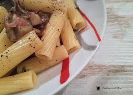 Una volta appassito aggiungete lo speck tagliato a striscioline e i funghi privati della terra, lavati e tagliati a fettine. Pasta Con Funghi E Speck Cooking With Sere