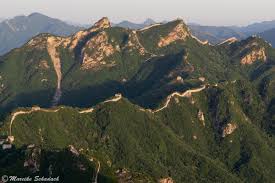 Die chinesische mauer würde in mehreren teilen gebaut und das in mehren jahrhunderten.deshalb ist deine frage etwas undefiniert aber du kannst mal bei wikipedia schauen da gibt es einen langen artigel über die chinesische mauer. Chinesische Mauer Sonnenaufgang Und Sonnenuntergang