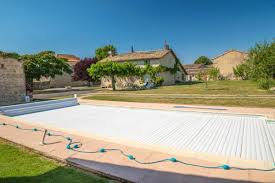 Nos conseillers piscine sont à votre disposition et vous répondrons dans les plus brefs délais. Volet Roulant Piscine Modeles Prix Et Conseils De Pro Monequerre Fr