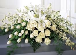 The Ftd Resurrection Casket Spray S19 3153 Arrangements Funeraires Arrangements De Fleurs De Funeraires Fleurs De Funeraires