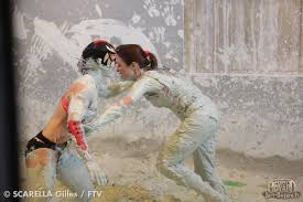 Quoique présentée comme compétition, on ne la considère pas comme une véritable lutte entre des participants dont l'un sera gagnant et en france, la lutte dans la boue a été popularisée par le jeu télévisé fort boyard. Fort Boyard Fr Photos