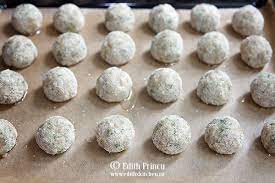 Curatam ciupercile, le trecem sub un jet de apa rece si le punem la fiert in apa clocotita in care adaugam un. Chiftelute De Ciuperci Cu Orez