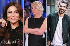 Martina infatti, dopo aver accettato l'invito anonimo dei postini della de filippi, si fa accompagnare in puntata. A C E Posta Per Te Sabrina Ferilli E Luca Argentero Wondernet Magazine