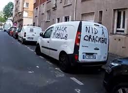 La réunion de concertation organisée par les élus du nord de paris devait permettre d'expliquer aux riverains récalcitrants l'utilité d'ouvrir prochainement une salle de shoot boulevard de la chapelle. Video La Crackmobile Voiture Volee Transformee En Salle De Shoot A Ete Detruite Actu Paris