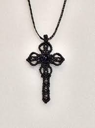 Macrame Noir En Croix Pendentif Avec Perles Etsy Cross Pendant Red Pendants Pendant