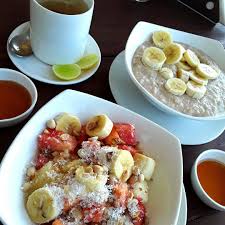 Ecocobio Posted To Instagram Fruhstuck Am Strand Ein Tropischer Obstsalat Porridge Und Ginger Lemon Tea Im Neelchand Talpona Por Breakfast Food Oatmeal
