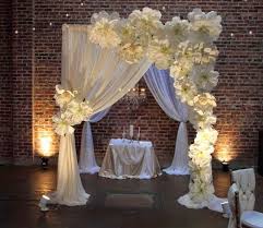 Decora tus objetos preferidos aplicando la técnica decoupage con servilletas de papel, pincel y pegamento. Decoracion Con Flores Gigantes De Papel Dale Detalles Adornos Para Boda Ceremonias De Boda Arcos Para Boda