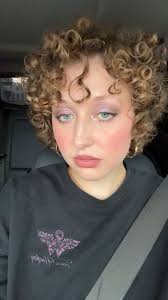 Curly hair cut specialist needed in January?