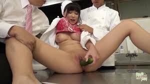 シェフとレストランのマネージャーは、厚い野菜で彼女の噴出を作ってアジアの料理人を訓練します