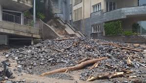 L'acqua resta in piazza in città ma si sta ritirando il lago di como sta lentamente rientrando nel suo alveo: Maltempo In Lombardia Danni Nel Comasco Una Frana Isola Due Frazioni A Blevio La Repubblica
