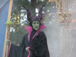 In an unforgiving mood after a neighboring kingdom threatens her forest, maleficent (angelina jolie) places an irrevocable curse on the king's newborn daughter, the princess. Malefique Disney Wikipedia