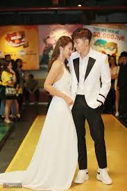 Thế nhưng, anh chàng này còn được biết đến với vai trò diễn viên qua một số vai diễn khá ấn tượng trên truyền hình lẫn điện ảnh và cả sitcom, cùng với khả năng biên kịch cho nhiều. Jun Pháº¡m Kháº£ Ngan Dinh Nhau NhÆ° Sam Tren Tháº£m Ä'á» Sau Ä'am CÆ°á»›i