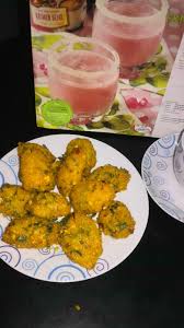 Bancuhan tepung salut membuat kuih kasturi rangup di luar. Namakucella Kuih Vadai Kacang Dal