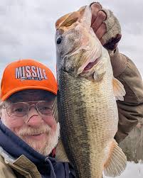 Bruce Callis Jr (@bassfishinnnva) • Instagram फोटोहरू र भिडियोहरू