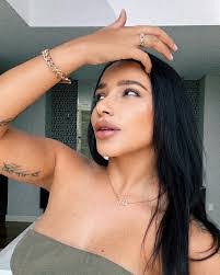 Robyn Leigh's Instagram, Twitter & Facebook