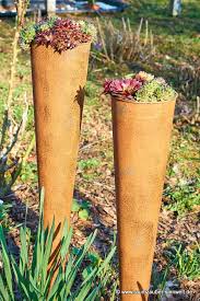 Hauswurz In Rostfackeln Hauswurz Gartendekoration Gartenfackel