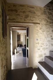 Le Mur En Pierres Apparentes Confere A La Maison Un Caractere Plus Noble Mur En Pierre Maison Maison En Pierre