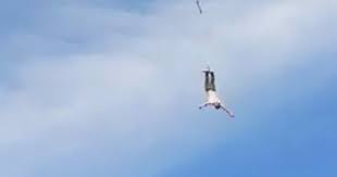 For bungee jumping adventurous life. Gurt Loste Sich Schrecklicher Unfall Bei 100 Meter Bungee Sprung Krone At