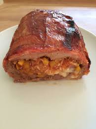 Ein Bacon Bomb Ist Eine Hackfleisch Mischung Die Mit Speck Umwickelt Wird Mit Paprika Zwiebel Und Kase Gefu Hackbraten Gefullt Leckeres Essen Einfach Lecker