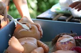 When the baby bathes, it is necessary to hold the baby's neck and hip securely by hand to ensure safety 3. Doll Bath Station Hours Of Pretend Play For Toddlers Toddler Activities Baby Bath Water Play Activities