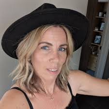 Can anyone recommend a good local riding school please?🐴