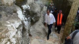 Pantulan sinar matahari dalam goa batu cermin di labuan bajo, kabupaten manggarai barat, ntt membuat penasaran wisatawan. Mengulik Asal Usul Gua Batu Cermin Tempat Wisata Yang Dikunjungi Jokowi Tribun Travel