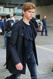 How Can Someone Be So Beautiful Film Le Labyrinthe Actrice Thomas Brodie Sangster