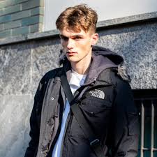 El corte hongo con fleco corto es ideal para hombres con cara en forma ovalada, ya que ayuda a resaltar la belleza de su estructura ósea. Corte Hongo Para Hombres 12 Formas Diferentes De Llevarlo