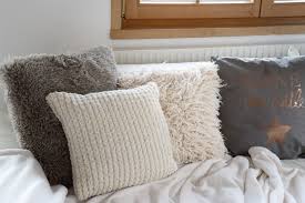 Kuscheliges Wohnzimmer Mit Decken Und Kissen Von Depot Schon Bei Dir By Depot