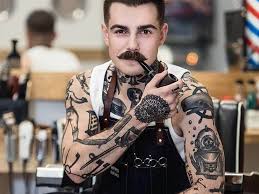 Der einzige weg, um einen glanzvollen ruhm zu erlangen, besteht darin, den oberen teil des kopfes mit dem unteren teil des kinns zu synchronisieren. Tattoo Am Arm Fur Mann Coole Motive Und Tatowierungen Fur Herren