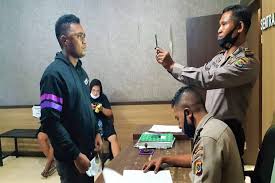 Salah satu cara brimob untuk merebut kembali kepercayaan publik, adalah dengan meningkatkan kemampuan satuan, seraya mengambil jarak dengan politik kekuasaan. Anggota Brimob Dan Keluarganya Dikeroyok Sejumlah Preman Di Maumere