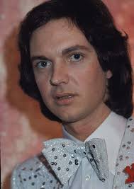Sesto, cuyo nombre real era camilo blanes, cantó en dos grupos de pop en los años 1960 antes de lanzar su primer álbum como solista, algo de mí, en 1971. Camilo Sesto Cumple 71 Anos Con Numerosas Operaciones Esteticas