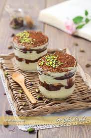 Lo zuccotto tiramisù al pistacchio e cioccolato è un dolce al cucchiaio facile e scenografico, per stupire gli ospiti con poca fatica. Tiramisu Al Pistacchio E Cioccolato