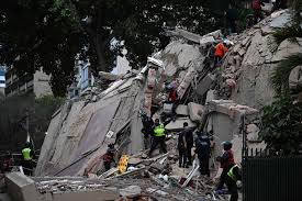 🇻🇪 🚨 Así quedaron varios edificios en Caracas, Venezuela, tras el potente sismo de magnitud 7.1 que se registró esta tarde en el país. 📸 #FOTOS: AP, AFP y EFE