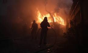 Πόλεμος της πυροσβεστικής με την ανεξέλεγκτη πυρκαγιά στην βαρυμπόμπη που καίει σπίτια. Fra78fyk3odkam