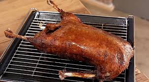 Weihnachtsgans Mit Gebackenen Apfel Rotkohl Knodeln Food Creative Food Pork