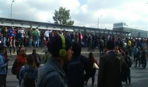 May 31, 2021 · el gobierno nacional no autorizó, por ahora, la apertura por la alta ocupación de uci en la ciudad. Video Vandalo Lanzo Una Granada Lacrimogena Contra Un Transmilenio Lleno De Gente Hsb Noticias