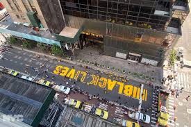 برج ترامپ (fa) rascacielos en nueva york (es); A Black Lives Matter Mural Now Lines The New York City Street In Front Of Trump Tower The President Is Enraged