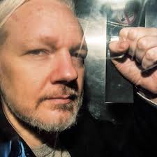 He has been the public face of wikileaks throughout many controversies started by leaks of classified government and corporate information. Assange Wikileaks Vater Setzt Auf Hilfe Von Bundeskanzlerin Angela Merkel Politik
