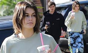 She is the daughter of model cindy crawford and businessman rande gerber. Kaia Gerber Stays Cozy In Sweats As She And Boyfriend Jacob Elordi Visit A Friend In West Hollywood Daily Mail Online
