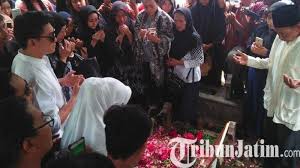 Hal tersebut seolah mengisyaratkan bahwa ifan seventeen tak melupakan begitu saja sosok dylan sahara meski telah ditinggal untuk selamanya. Suasana Pemakaman Dylan Sahara Korban Meninggal Tsunami Banten Ifan Seventeen Aku Pamit Ya Sayang Tribunnews Com Mobile