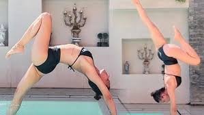 Şimdilerde yoga eğitmeni olan eski türkiye güzeli zeynep tokuş, tatile çıktı. Zeynep Tokus Tan Dudak Ucuklatan Hareket Gercek Gundem